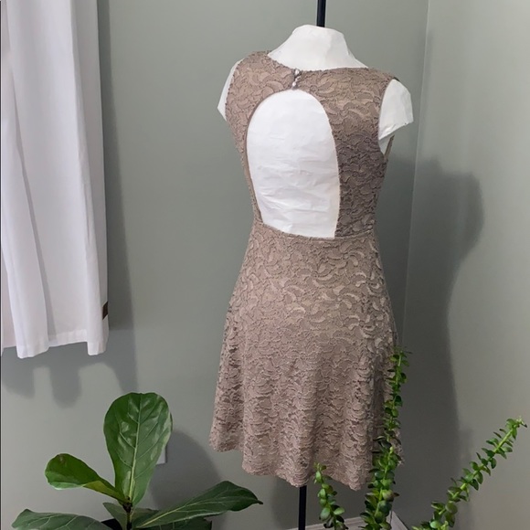 Keyhole Back Lace Dress - Picture 5 of 7